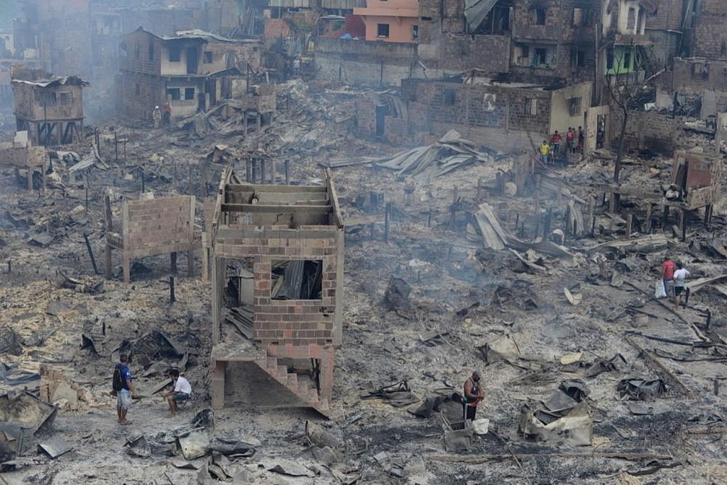 Приблизительно 600 семей потеряли свои дома после пожара в районе Educandos в Манаусе, Амазонасе, Бразилия, 17 декабря 2018. Адвентистские волонтеры быстро оказали помощь пострадавшим. [Фото: Новости Южно-Американского дивизиона]