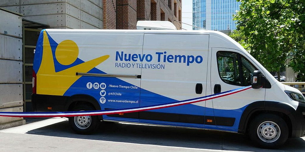 Новый фургон представлен Nuevo Tiempo Chile, адвентистской телевизионной сетью в этой южноамериканской стране, с целью обеспечения мобильного телевизионного евангелизма в Чили. [Фото: Николь Фуэнтес, отдел новостей Южно-Американского дивизиона]