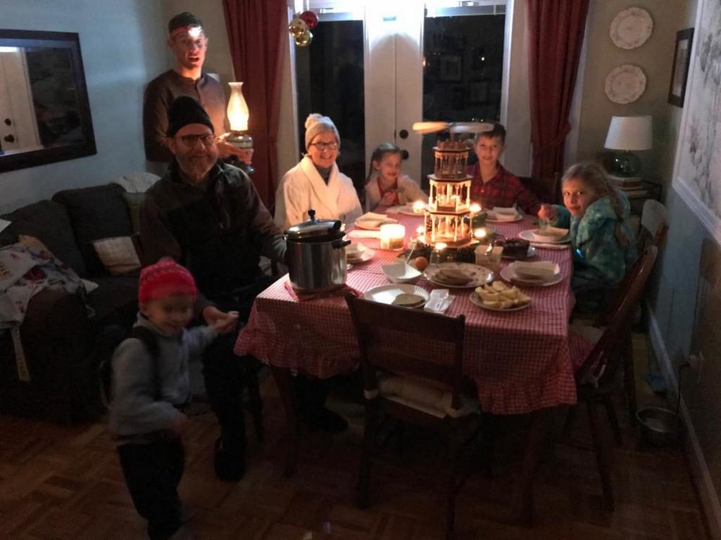 Вильсоны и их внуки едят при свете лампы
