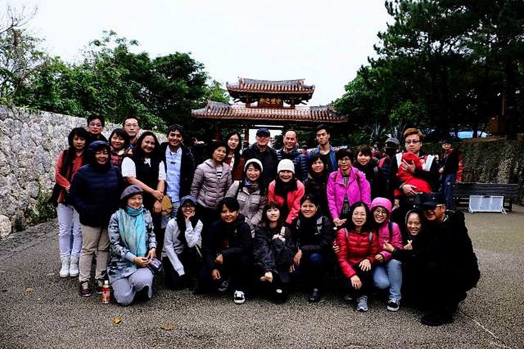 Сотрудники China Hope TV (CHTV) и их семьи во время одной из экскурсий на Окинаве, Япония, во время встреч 15-18 января 2019 года. [Фото: Новости Северного Азиатско-Тихоокеанского дивизиона]