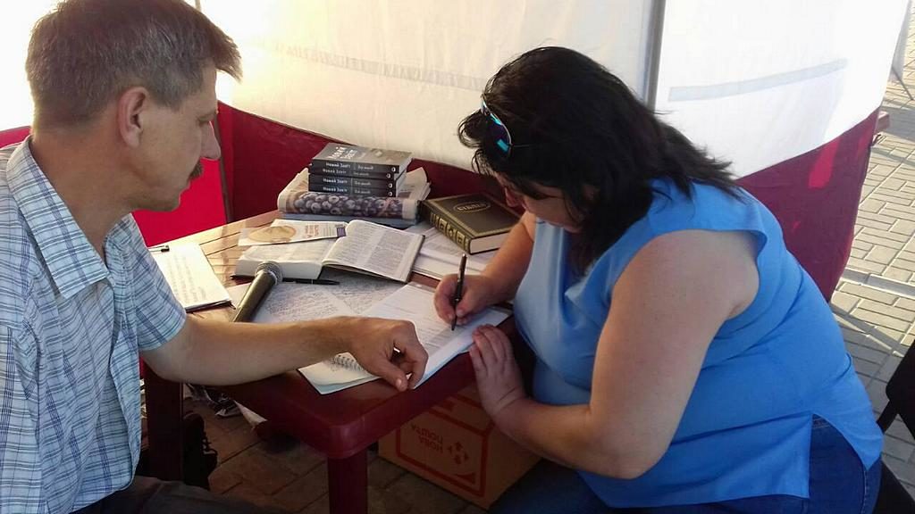 Адвентисты провели в центре Изюма фестиваль семьи и мероприятие по созданию рукописной Библии