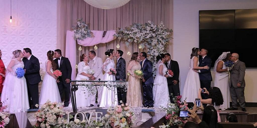 Восемь пар, которые приняли участие в коллективном свадебном поцелуе сотрудников адвентистской больницы Белен в конце церемонии. [Фото: адвентистская больница Белем]
