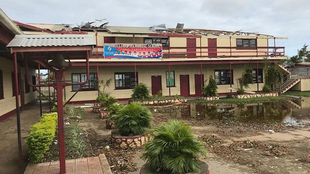 Вид Мемориальной школы Хиллиард в Тонга после того, как в феврале 2018 года Ураган Гита обрушился на регион. [Фото: Майкл Пич]