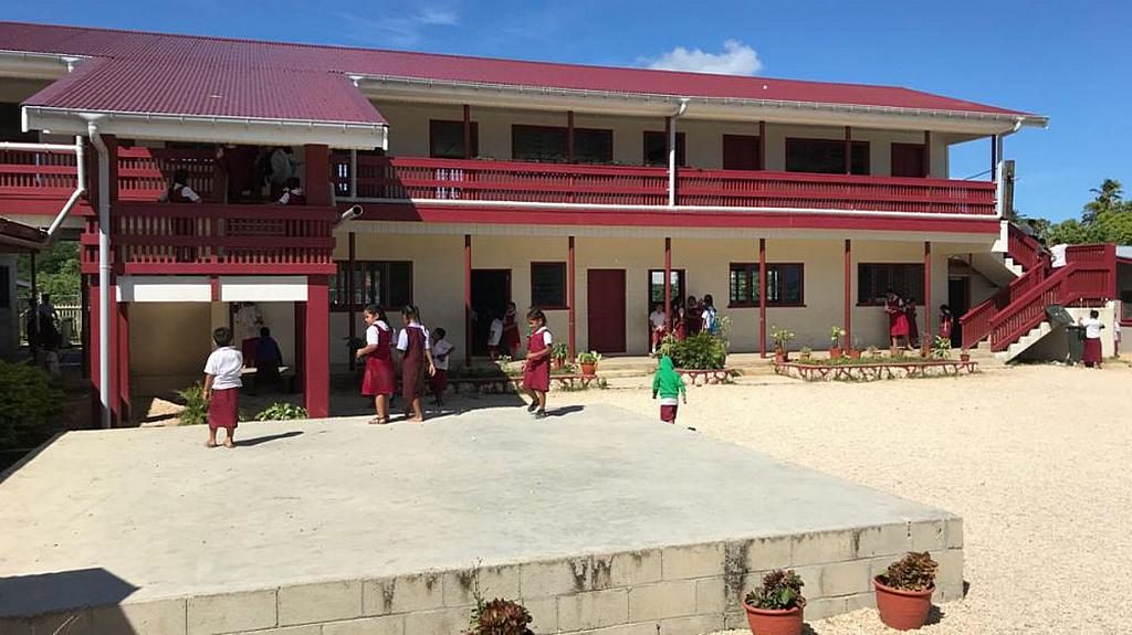 Восстановленные классы в Мемориальной школе Hilliard в Тонга. Школа была повреждена ураганом Гита в начале 2018 года. [Фото: Майкл Пич]