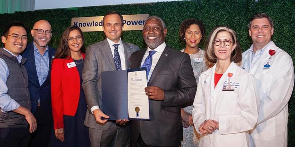 Команда исследователей AdventHealth и представители компании по персональной геномике Helix отмечают совместную инициативу WholeMe, которая направлена на предоставление персонализированных медицинских консультаций путем изучения ДНК 10 000 человек во Флориде, США. [Фото: AdventHealth]