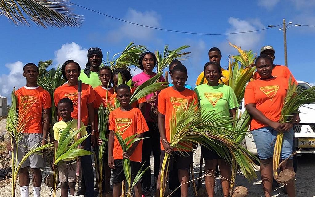 Группа из адвентистской церкви Маранафа в Тортоле с кокосовыми пальмами в первый день посадки 27 мая 2019 года. [Фото: адвентистская церковь Маранафа]
