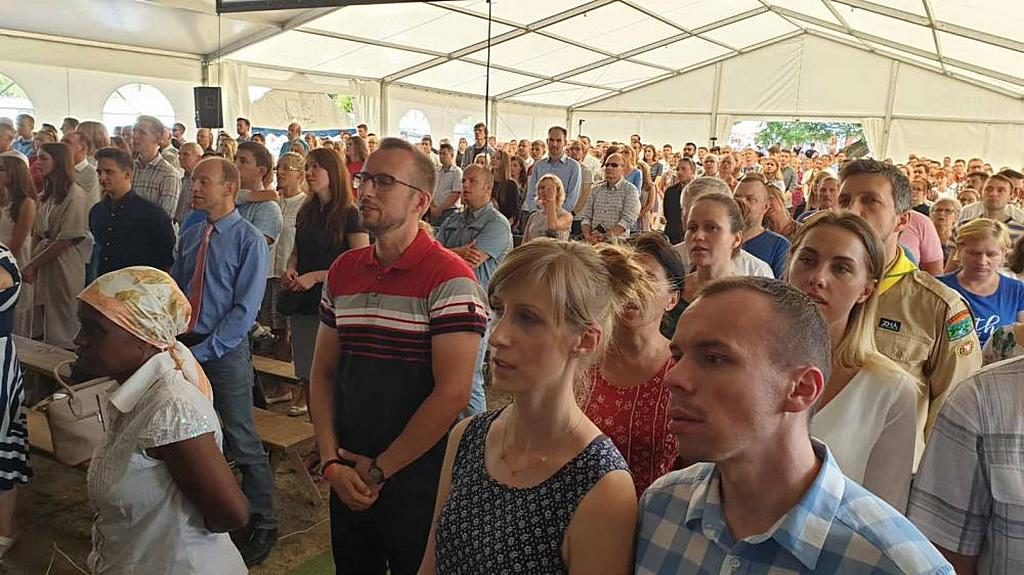 Собрание на одном из богослужений в лагере Затонье в Польше во время лагерного собрания 2019 года. [Фото: Виктор Хальберт, Новости Трансъевропейского дивизиона]