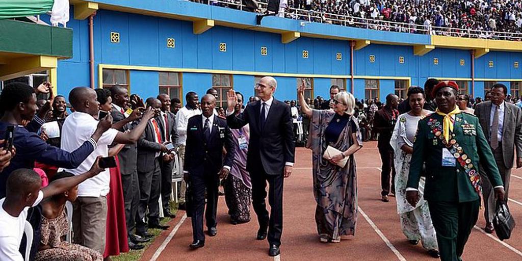 Президент адвентистской церкви Тед Н. К. Вильсон (в центре) и его жена Нэнси приветствуют верующих, которые собрались, чтобы отпраздновать 100-летие адвентистского присутствия в Руанде. Торжество собрало 40 000 человек на национальном стадионе Амахоро в Кигали, Руанда, 31 августа 2019 года. [Фото: новости Восточного Центрально-Африканского дивизиона]