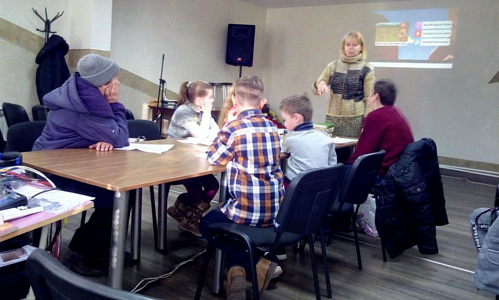 Криворожские ребята учатся в церкви английскому языку и знакомятся с электроникой