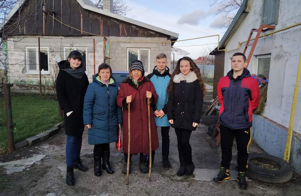 Молодь Кам'янського в канун новорічних свят відвідували братів та сестер поважного віку