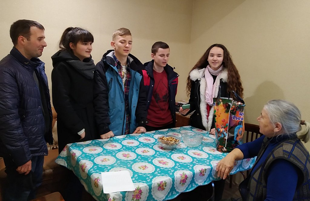 Молодь Кам'янського в канун новорічних свят відвідували братів та сестер поважного віку