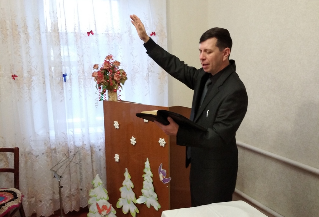 Пастор Юрий Сайко читает благословение