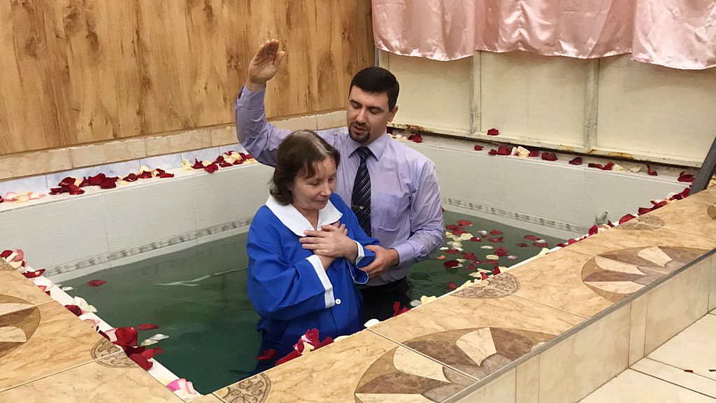 Восемь человек присоединились к церкви в Днепре посредством водного крещения