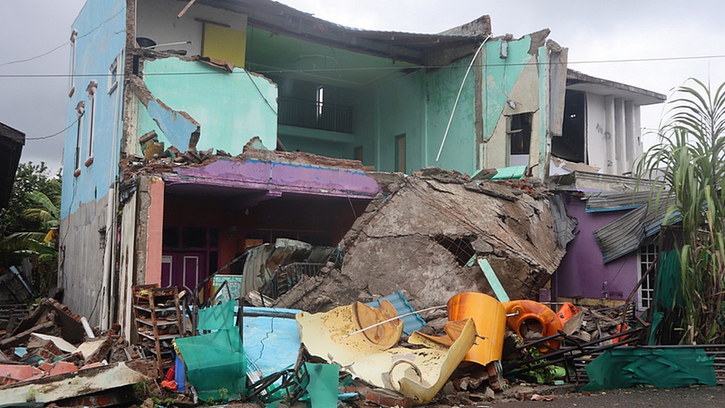 Когда-то заселенные здания были разрушены в результате трех последовавших друг за другом землетрясений. [Фото: ADRA Индонезия]