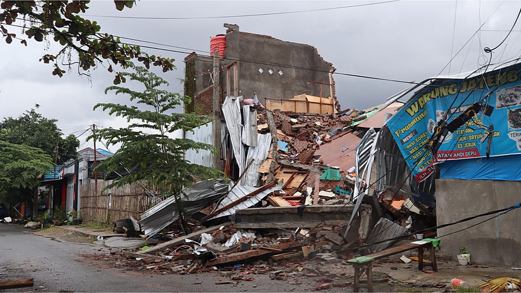 ADRA предоставляет наборы для укрытия тысячам людей, переживших три землетрясения в Индонезии