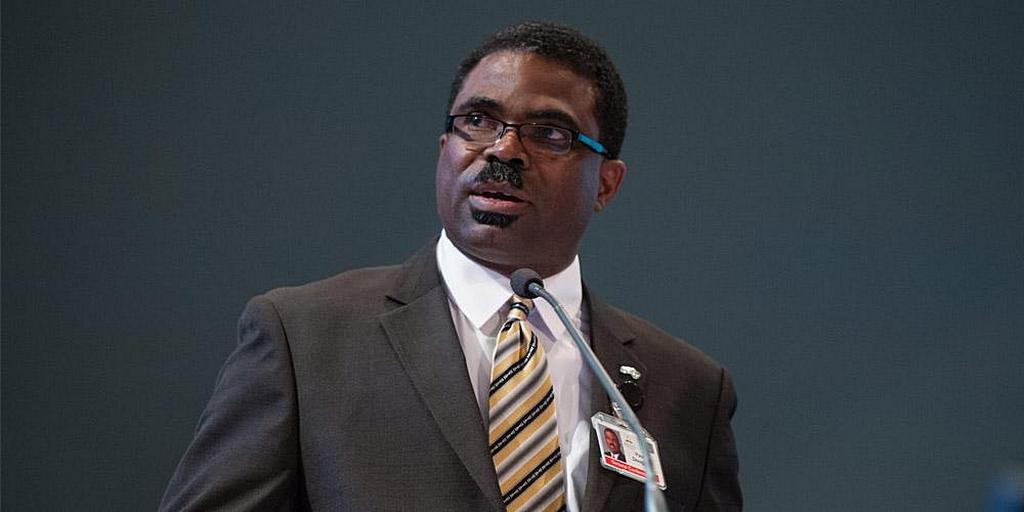 Руководители адвентистской церкви голосуют за Пола Х. Дугласа в качестве нового избранного казначея