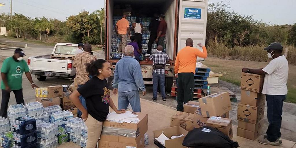 Жители Карибских островов объединяют усилия для помощи жертвам извержения вулкана тоннами поставок