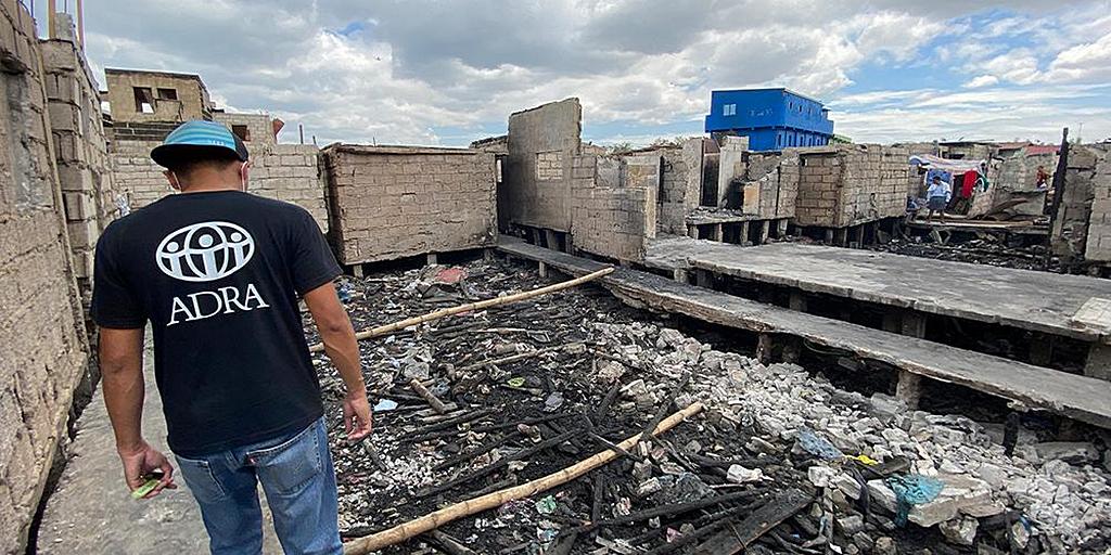 На Филиппинах семьи, потерявшие дома при пожаре, получают необходимую помощь