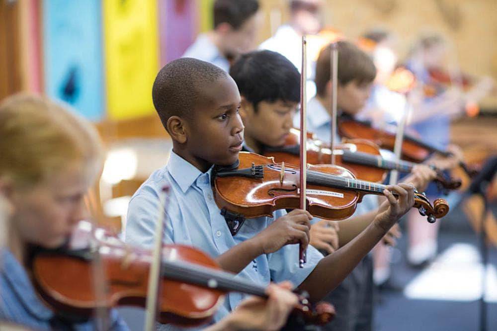 Ученики школы Эйвондейл во время урока музыки. [Фото: Adventist Record]