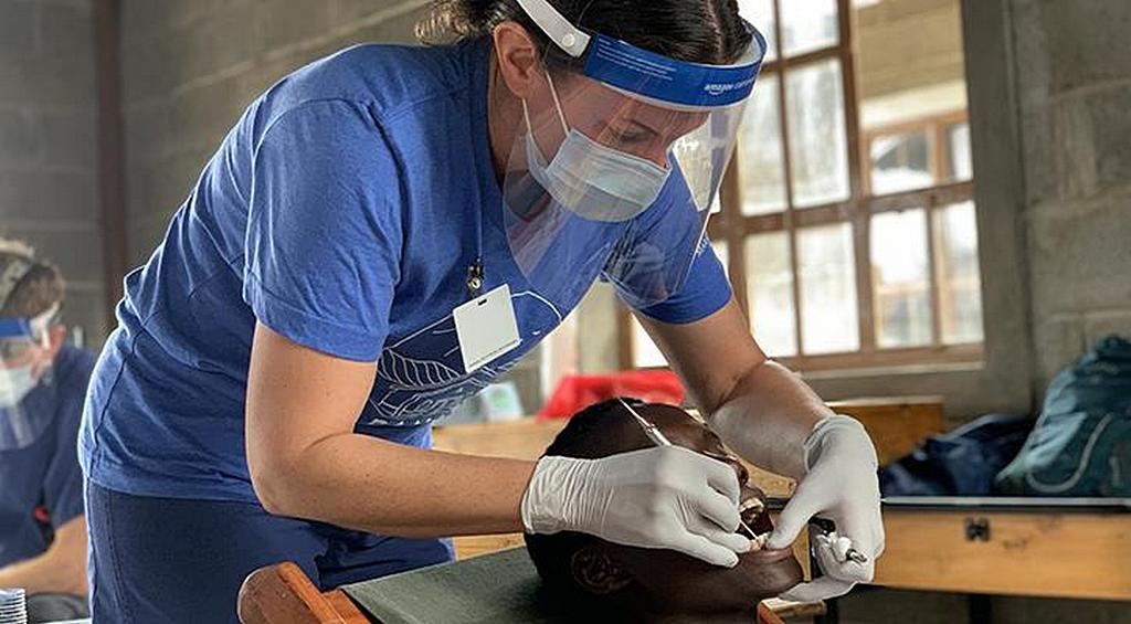 Помимо строительства, два волонтера "Маранафа" - Майкл Гиддингс, стоматолог из Калифорнии, и его жена Эмили, стоматологический гигиенист, - организовали стоматологическую клинику в одной из классных комнат. (Фото: Maranatha Volunteers International)