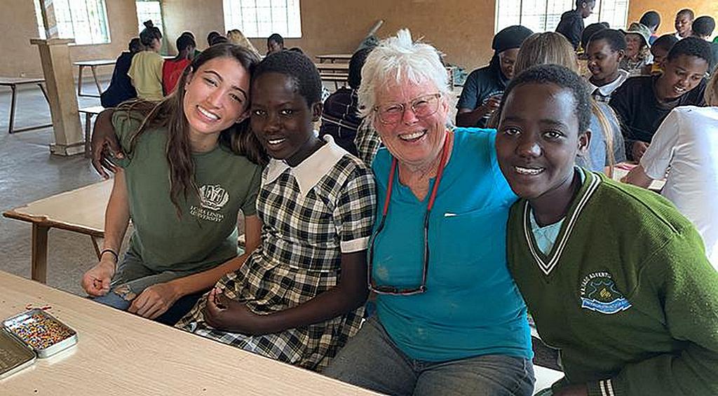 В адвентистской школе и спасательном центре Каджиадо, основанной в 2000 году, обучается около 200 учеников, большинство из которых - девочки масаи, избежавшие замужества в детстве и калечащих операций на женских половых органах. (Фото: Maranatha Volunteers International)