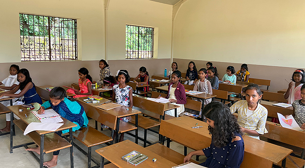 Девочки радуются одной из новых классных комнат в адвентистской школе Пола. Сейчас Маранафа планирует построить новое общежитие для девочек и кафетерий. (Фото: Maranatha Volunteers International)
