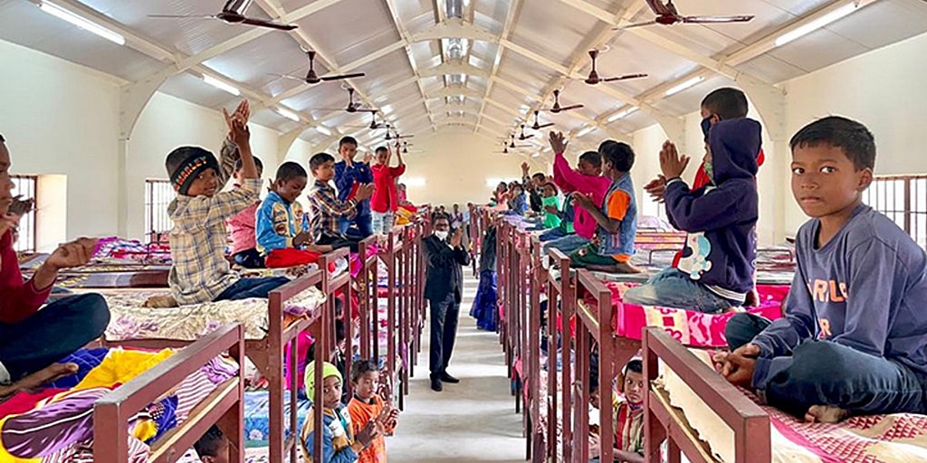 Маранафа посвящает общежитие для мальчиков в адвентистской школе на севере Индии