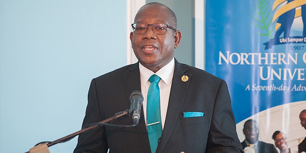 Перестаньте фотографировать и спасайте жизни», — призывает президент университета