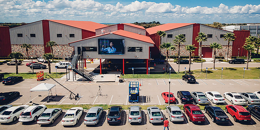 Поместная церковь в США процветает благодаря служению на автостоянке