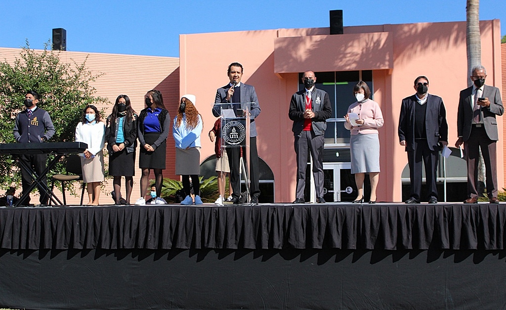 Представители Университета Монтеморелос во время официального празднования открытия учебного заведения, состоявшегося перед университетской библиотекой в конце января 2022 года. [Фото: Университет Монтеморелос]
