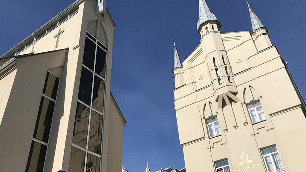 Толпы людей стекаются в адвентистские церкви в поисках безопасности в Украине