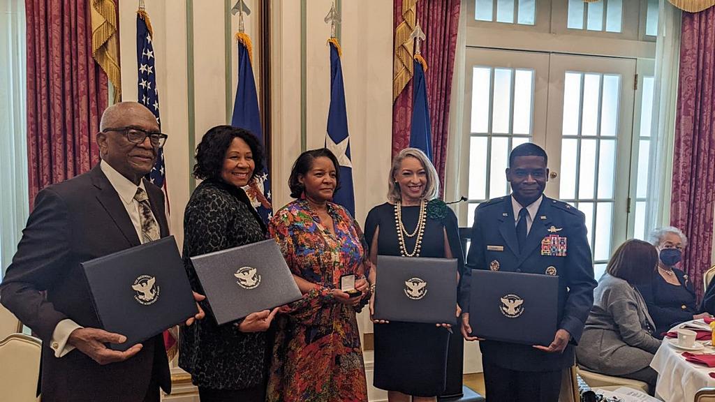 Два адвентиста седьмого дня удостоены высшей награды Службы добровольцев США