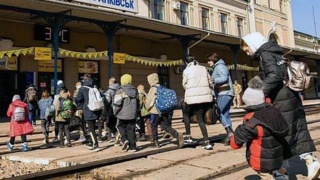 Украинские адвентисты помогают пережившим Вторую мировую войну и 30 сиротам