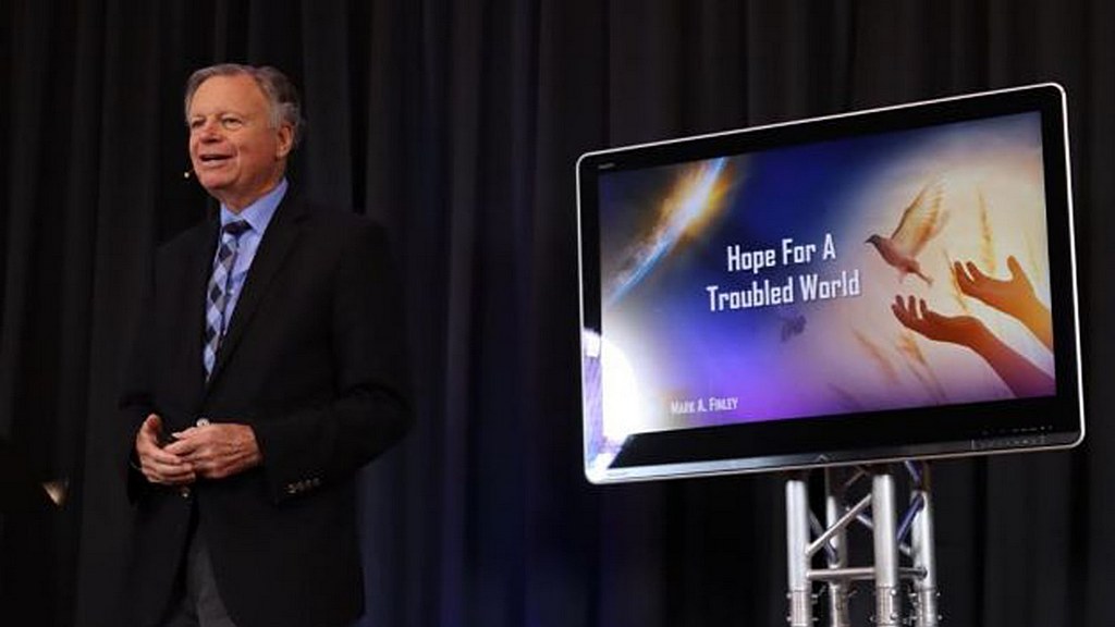 В Польше Марк Финли напоминает слушателям о Божьих обетованиях