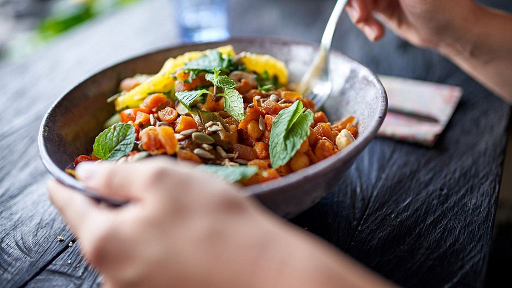 Веганы могут лучше противостоять болезням, чем мясоеды, показало исследование