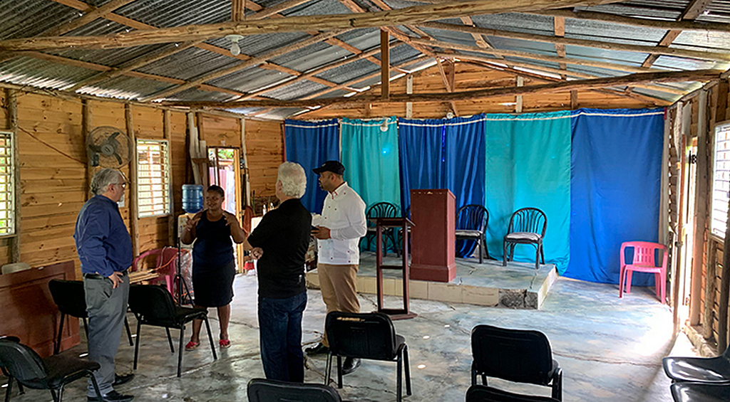 В 1992 году "Маранафа" координировала строительство 25 церквей в течение трех месяцев в Доминиканской Республике. Теперь служение собирается вернуться, чтобы построить еще много церквей. (Фото: Maranatha Volunteers International)