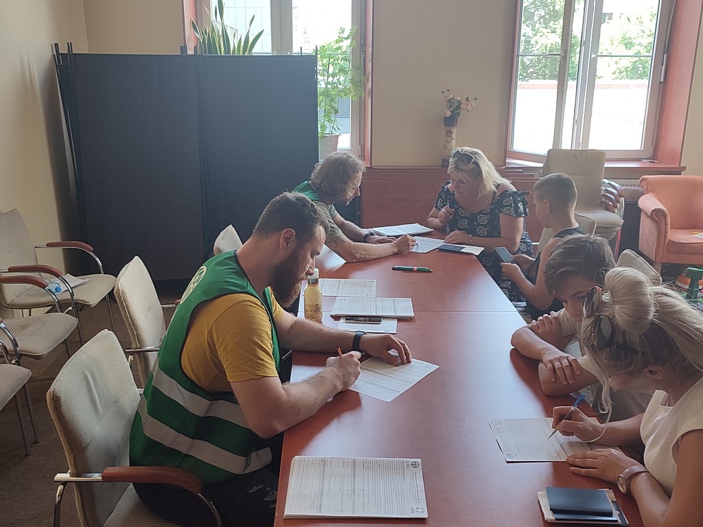 Координаторы ADRA Poland помогают наличными тем украинским беженцам, которые больше всего в этом нуждаются. [Фото: ADRA Poland]
