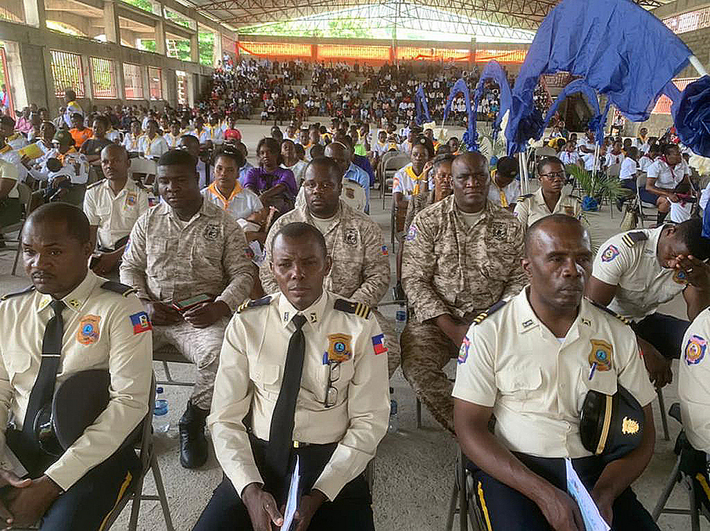 Адвентистская молодежь чествует полицейских на Гаити