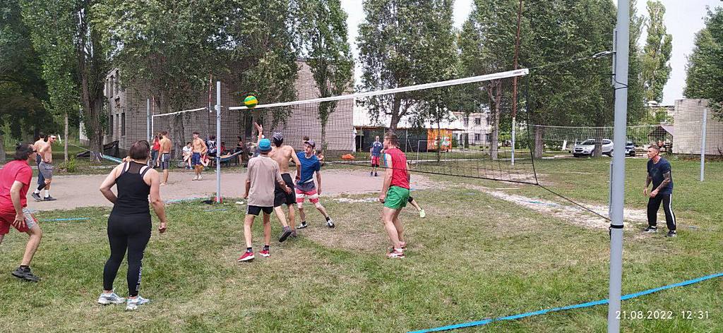 Волейбольный турнир в Новомосковске объединил 40 участников