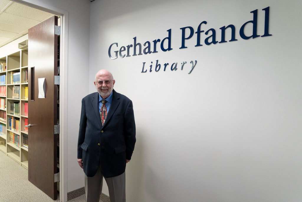 Руководители посвятили научную библиотеку в штаб-квартире Генеральной конференции