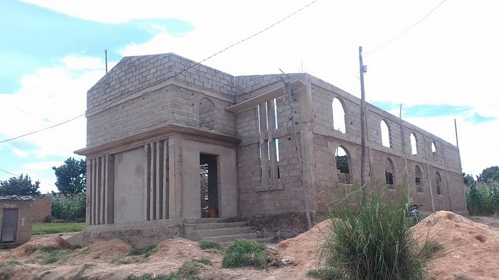 Адвентистский пастор строит четыре церкви в Анголе