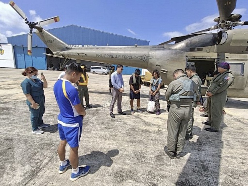 На пятый день правительство Филиппин и поисково-спасательные команды PAMAS собираются на молитву перед началом воздушных и морских поисков. [Фото любезно предоставлено Филиппинской адвентистской медицинской авиационной службой]