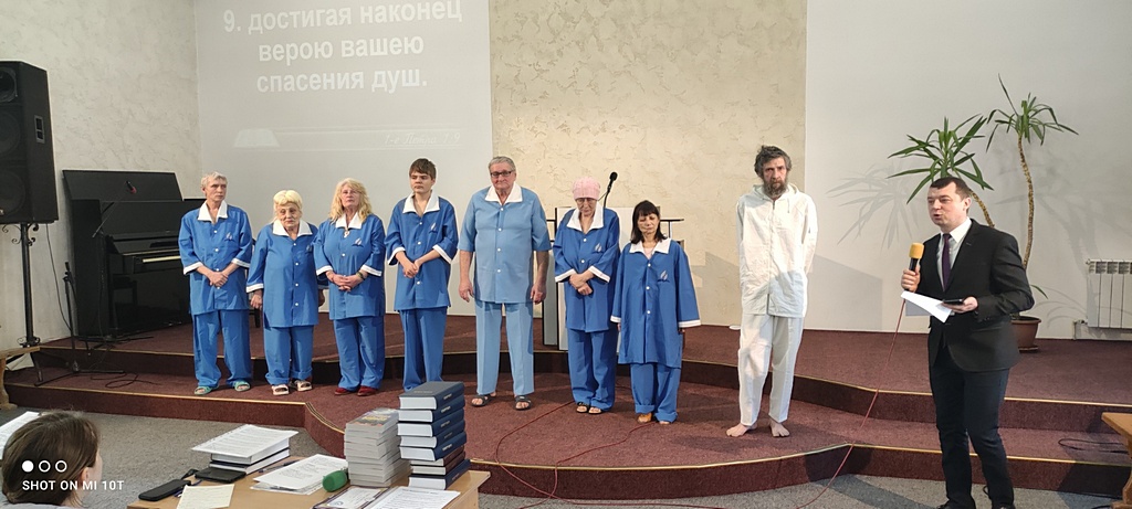 Получая в запорожской церкви гуманитарную помощь, люди заинтересовались духовными вопросами