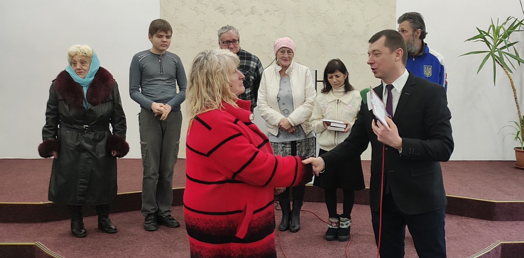 Получая в запорожской церкви гуманитарную помощь, люди заинтересовались духовными вопросами