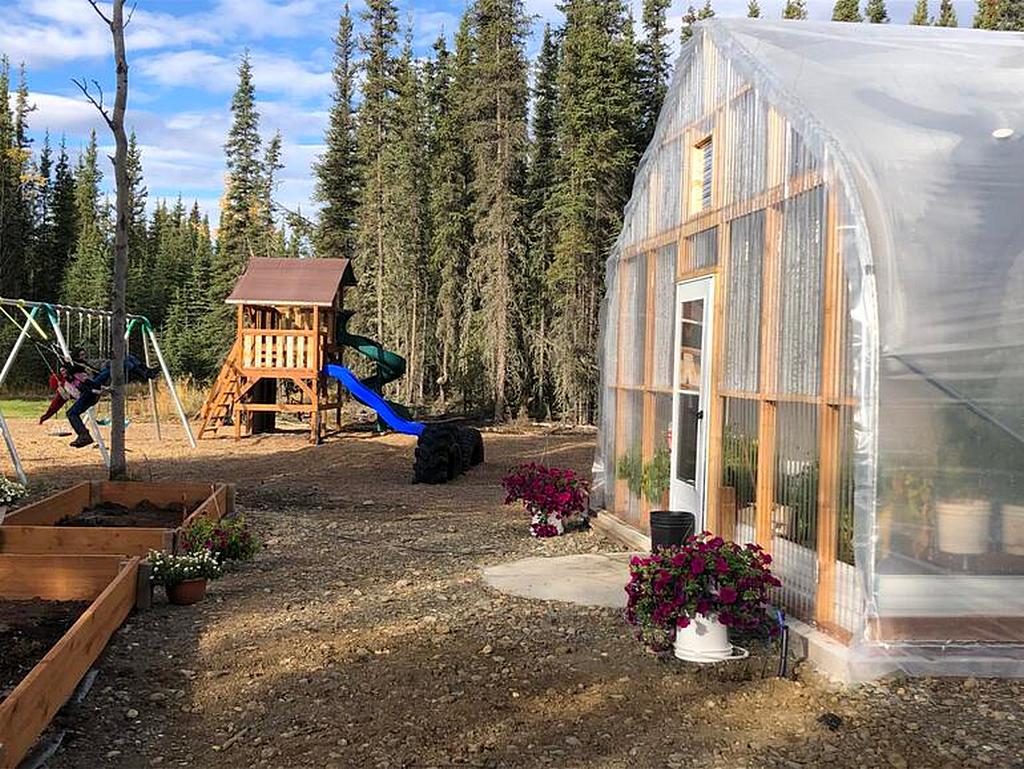 Игровая площадка и теплица в Арктике