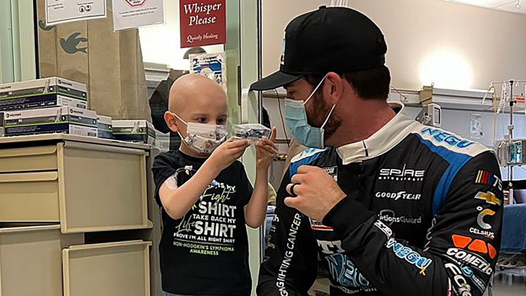 Кори Ладжои из NASCAR и фонд Джесси Рис приносят «радость» детской больнице университета Лома Линда перед гонкой Auto Club