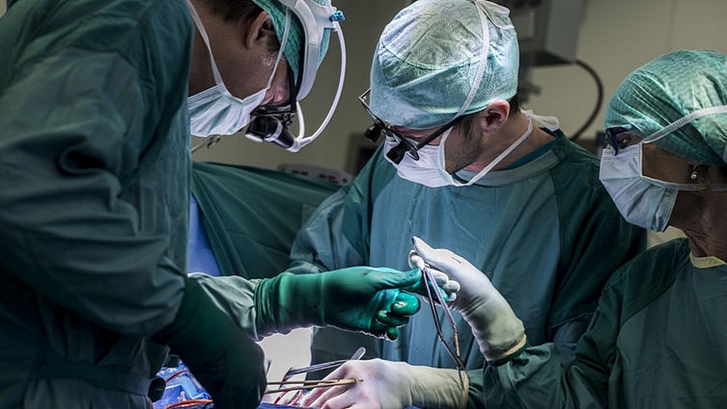 Хирурги Университета Лома Линда впервые в регионе лечат аневризмы с помощью минимально инвазивного устройства