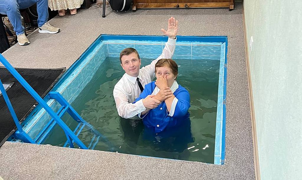 Обряд хрещення здійсняє пастор Максим Лазарєв