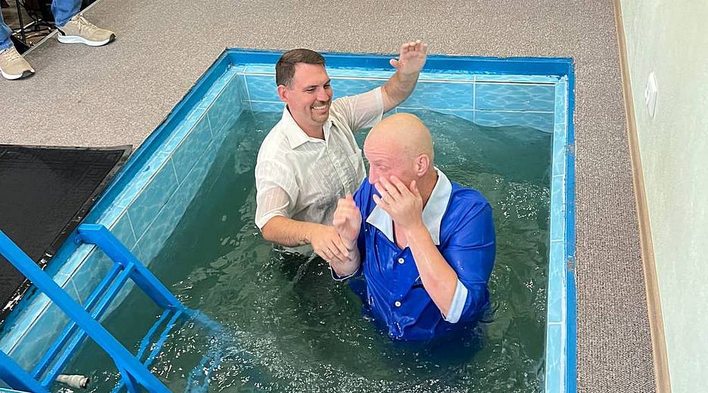 Обряд хрещення здійсняє пастор Олег Карпінський