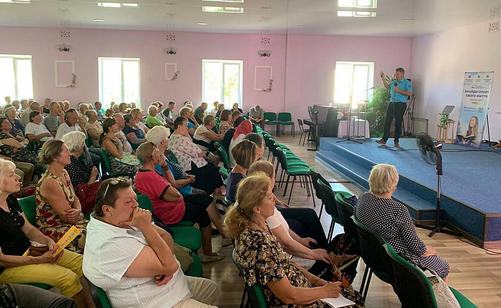Вдячні солістки гурту "Черемшина" влаштували в Кам’янському концерт народної пісні для відвідувачів Біблійних програм